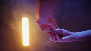 Nahaufnahme, Hände eines Zauberers, der Tricks mit einem Kartenspiel vorführt. blaue Beleuchtung. Beschwörer zeigt Fokus. Kamera dreht sich schnell um 360 Grad.