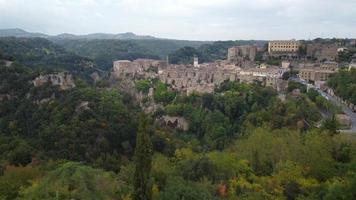 vista aérea de sorano en toscana, italia video