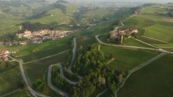 vista aérea del castillo barolo la volta en langhe, piamonte video