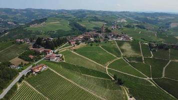 serralunga d'alba e vigneto aereo Visualizza nel langhe, Piemonte video