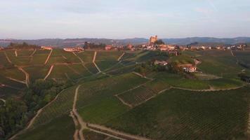 serralunga d'alba et vue aérienne du vignoble à langhe, piémont video