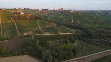 serralunga d'alba och vingård antenn se i langhe, piedmont video