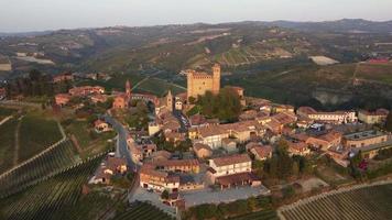 serralunga d'alba und weinberg luftaufnahme in langhe, piemont video