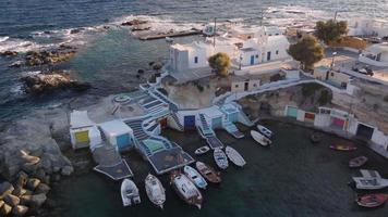 vila de pescadores de mandrakia vista aérea no mar egeu, ilha das cíclades, grécia video