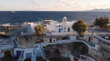 vista aérea del pueblo pesquero de mandrakia en el mar egeo, isla de cyclades, grecia video