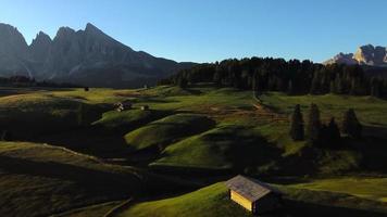 vallée de seiser alm alpe di siusi en été dans les dolomites italiennes, tyrol du sud trentin haut adige, italie, groupe de montagne sassolungo et sassopiatto video