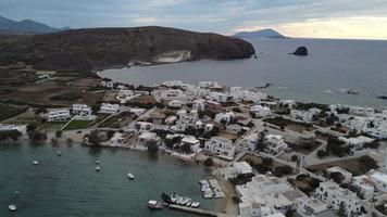 pollonia dorp antenne visie in milos, cycladen eiland in Egeïsch zee, Griekenland video