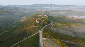 vue aérienne du château et du vignoble de grinzane cavour à langhe, piémont italie video