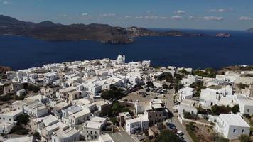 vista aérea del pueblo de plaka chora en milos, isla de cyclades en el mar egeo, grecia video