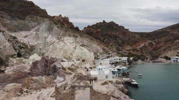 firopotamos by och strand i milos, cyklader ö i aegean hav, grekland video