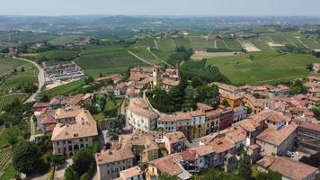 vista aérea de neive en langhe y monferrato, piamonte video