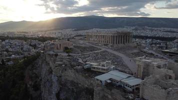 acrópole e templo do partenon em vista aérea de atenas, grécia video
