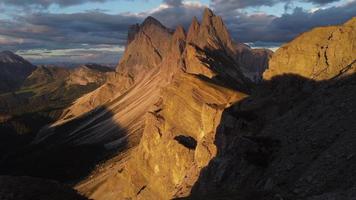 Groupe de montagne odle de seceda vue aérienne, dolomites italiennes du Tyrol du sud, italie video