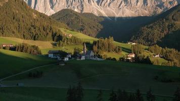 rua santa madalena lapso de tempo da igreja de magdalena val di funes e odle, dolomitas video