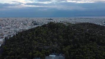 paisaje urbano de atenas y colina de filopappou o vista aérea de philopappos en grecia video