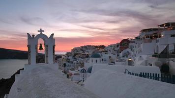 Lapso de tiempo de la puesta del sol de oia santorini, isla de cyclades en el mar egeo, grecia