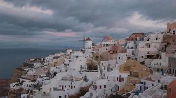 Lapso de tiempo del molino de viento de oia santorini, isla de cyclades en el mar egeo, grecia video