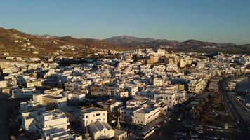 vue aérienne de naxos chora, île des cyclades en mer égée, grèce video