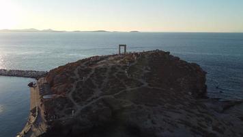 vista aérea de naxos y templo de apolo en portara, isla de las cícladas del mar Egeo, grecia video