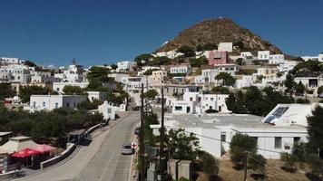 vista aérea da vila de plaka chora em milos, ilha das ciclades no mar egeu, grécia video