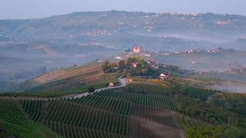 laps de temps de brouillard de grinzane cavour à langhe, piémont italie timelapse video