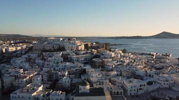 vista aérea de naxos chora, ilha das ciclades no mar egeu, grécia video