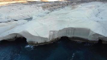 vista aérea da praia de sarakiniko em milos, ilha das ciclades no mar egeu, grécia video