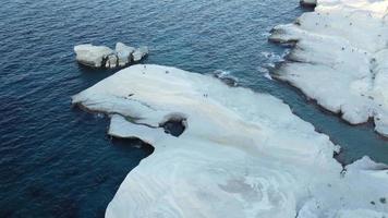 sarakiniko strand antenne visie in milos, cycladen eiland in Egeïsch zee, Griekenland video