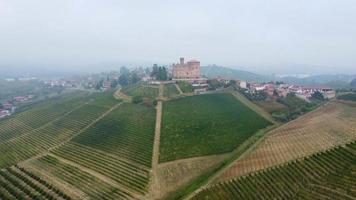 vue aérienne du château et du vignoble de grinzane cavour à langhe, piémont italie video