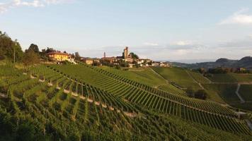 serralunga d'alba en wijngaard antenne visie in langhe, Piemonte video