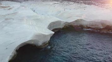 sarakiniko strand luftaufnahme in milos, kykladeninsel im ägäischen meer, griechenland video