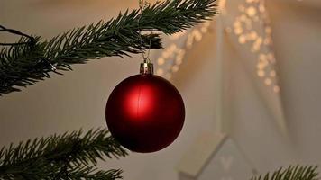 bola de navidad roja en el árbol. imágenes de feliz navidad video