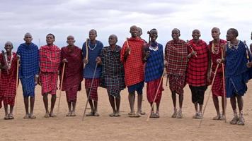 Coseup de hombres de la tribu masai vestidos con ropa tradicional cantando.aldea en la reserva nacional de Amboseli, Kenia, 27 de agosto de 2022 video