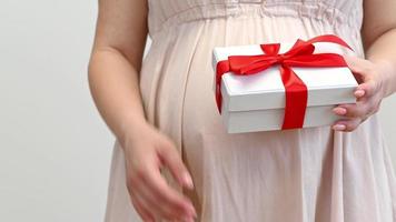 concept de fête des mères ou de douche de bébé. femme enceinte tenant le cadeau video