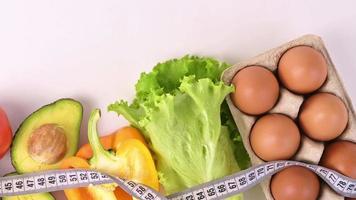 Konzept für gesunde Ernährung. Gemüse und Eier auf dem Tisch. vegetarisch oder vegan.detox-konzept video