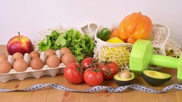 Vegetais e fruta. conceito de esporte e dieta. hábitos alimentares saudáveis.compras sustentáveis video