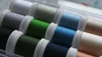 closeup de seleção de linhas coloridas para máquina de costura. ferramentas de alfaiataria. video