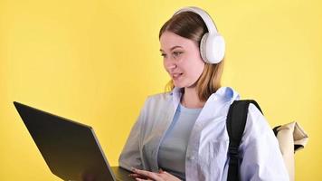 joven estudiante profesor tutor llamando a una computadora portátil hablar por cámara web aprender enseñar en chat en línea, seminario web a distancia concepto de enseñanza en línea video