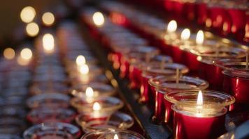 velas vermelhas sagradas para orações e desejos na igreja