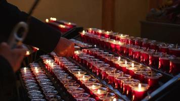 Heilige rote Kerzen für Gebete und Wünsche in der Kirche video