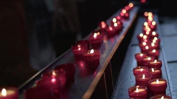 Heilige rote Kerzen für Gebete und Wünsche in der Kirche video