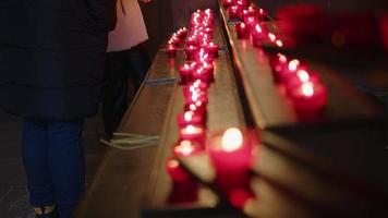 velas vermelhas sagradas para orações e desejos na igreja