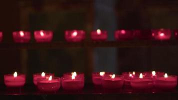 Heilige rote Kerzen für Gebete und Wünsche in der Kirche video