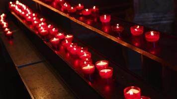 helig röd ljus för ber och lyckönskningar i kyrka video