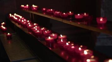 helig röd ljus för ber och lyckönskningar i kyrka video