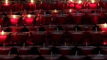 velas rojas sagradas para oraciones y deseos en la iglesia
