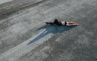 vista superior de la mujer que tiene un día de fitness en la carretera por la noche foto