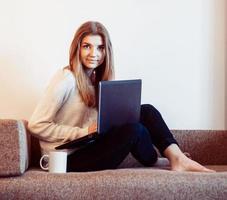 mujer en el sofa foto