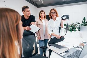 grupo de empresarios con ropa formal en el interior de la oficina mirando fotos en la cámara