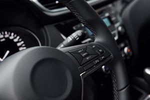 nuevo interior de automóvil de lujo moderno. diseño y tecnología foto